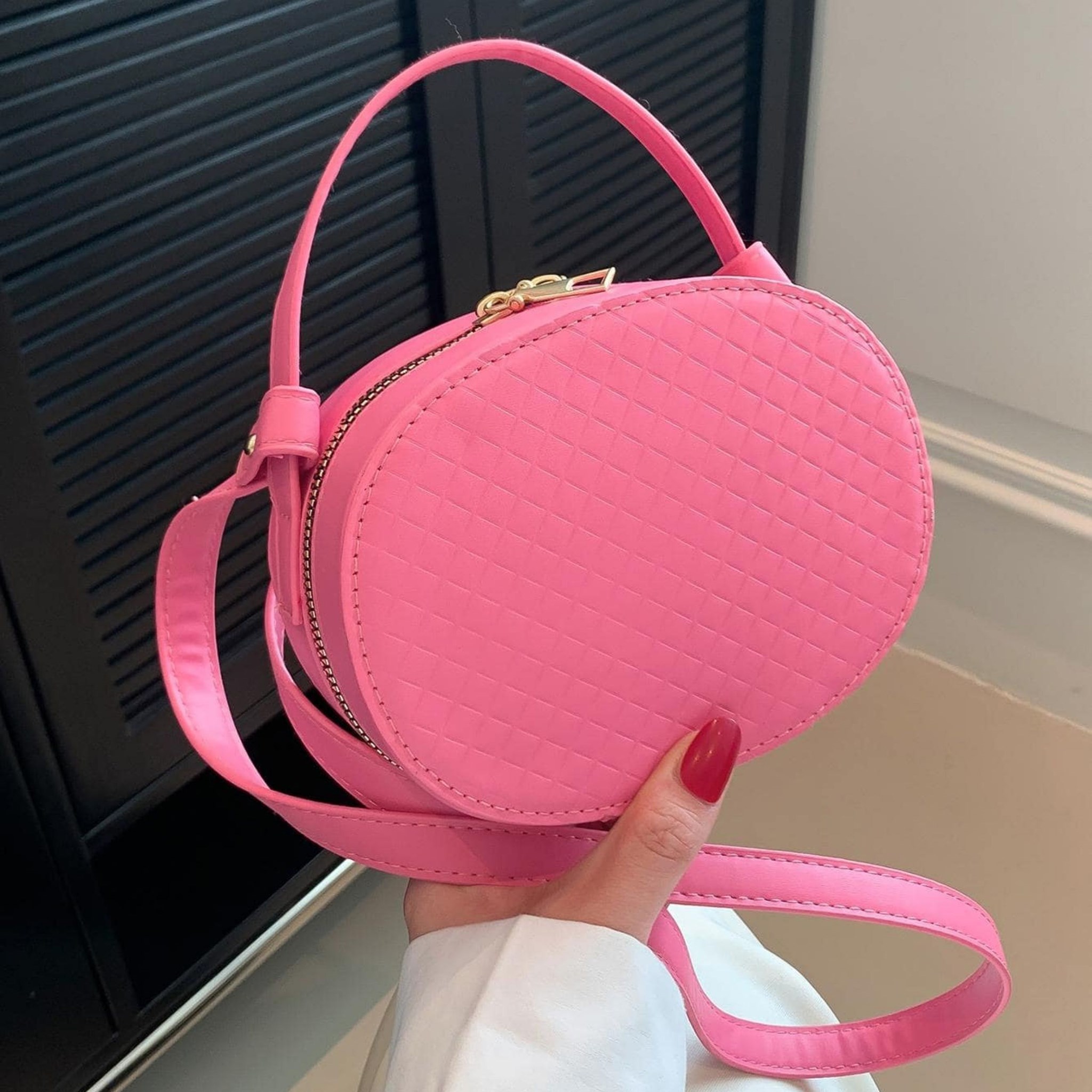 صورة المنتج حقيبة دائرية صغيرة منقوشة باللون الوردي مع سحاب